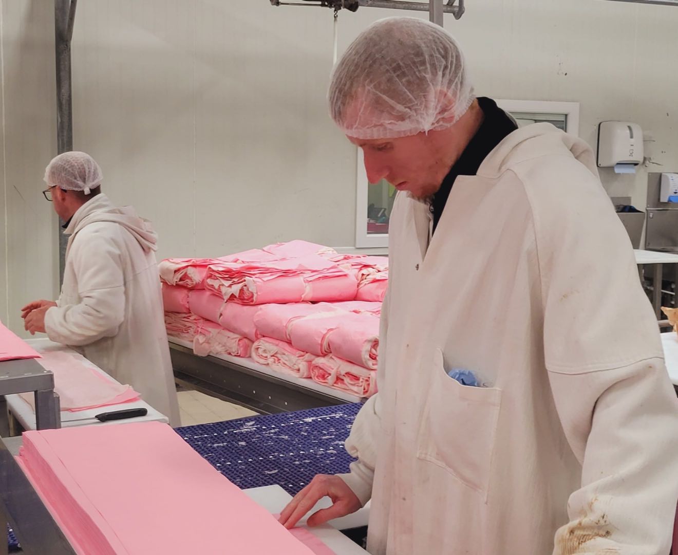 Atelier de fabrication de bardes charcutières de porc chez PCB près de Lens-hauts-de-France)