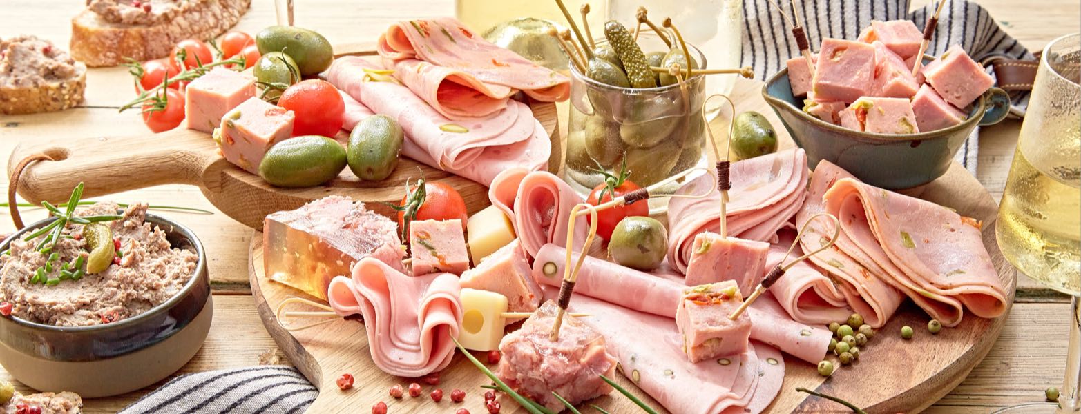 Découvrez les roulades, potjevleesh, pâtés et viandes en gelées de notre charcuterie Vigneau de Licques La Liane, un savoir-faire artisanal au service du goût.